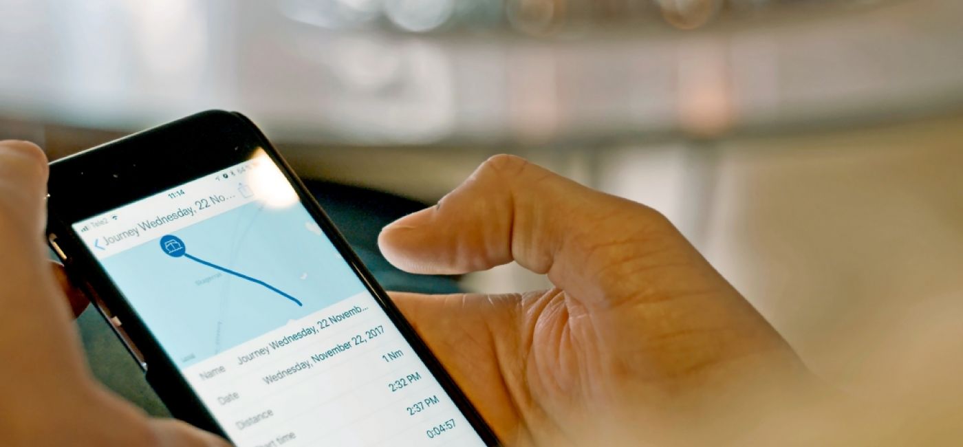 SU EMBARCACIÓN, EN LA PALMA DE LA MANO