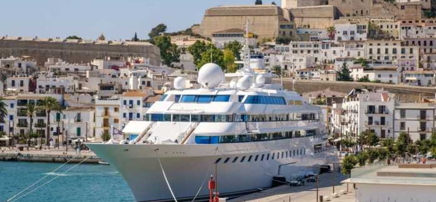 El gran lujo y la realidad comparten los puertos de Ibiza