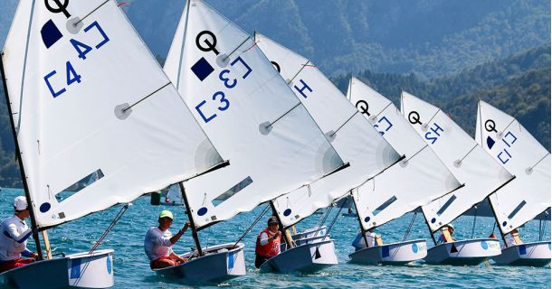 Empate en Optimist tras la primera jornada del Gran Día de la Vela