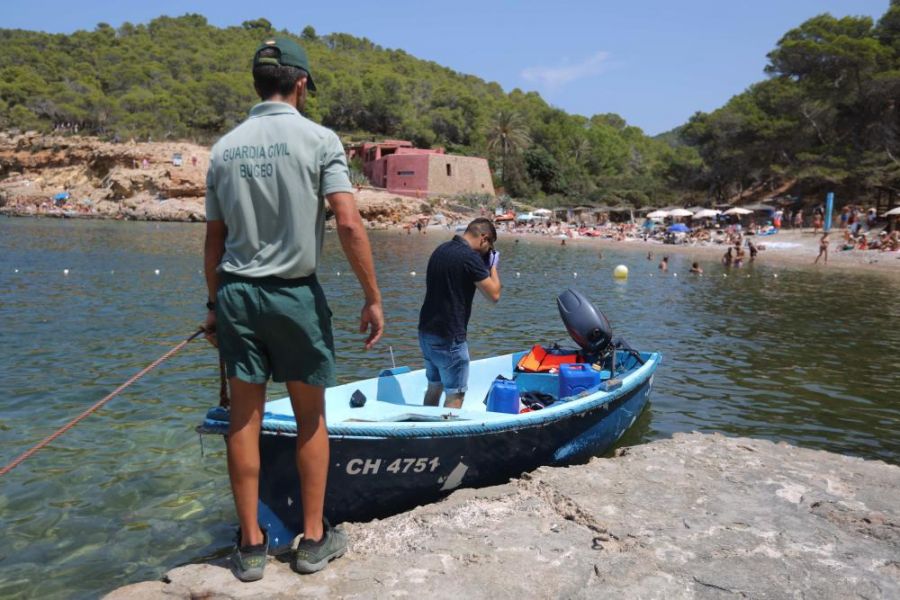 La Guardia Civil busca a otros dos ocupantes de una patera que ha llegado a Cala Salada