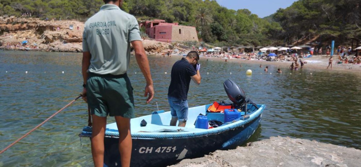 La Guardia Civil busca a otros dos ocupantes de una patera que ha llegado a Cala Salada