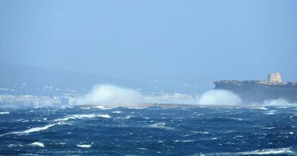 Vientos de 90 kilómetros por hora y un fuerte oleaje aíslan Formentera durante seis horas