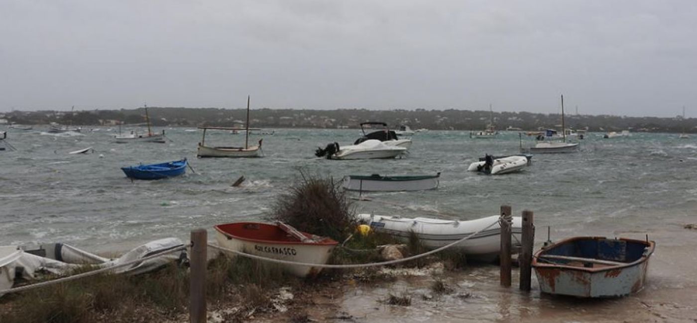 El vendaval obliga a cerrar los puertos pitiusos y derriba luces navideñas en Ibiza